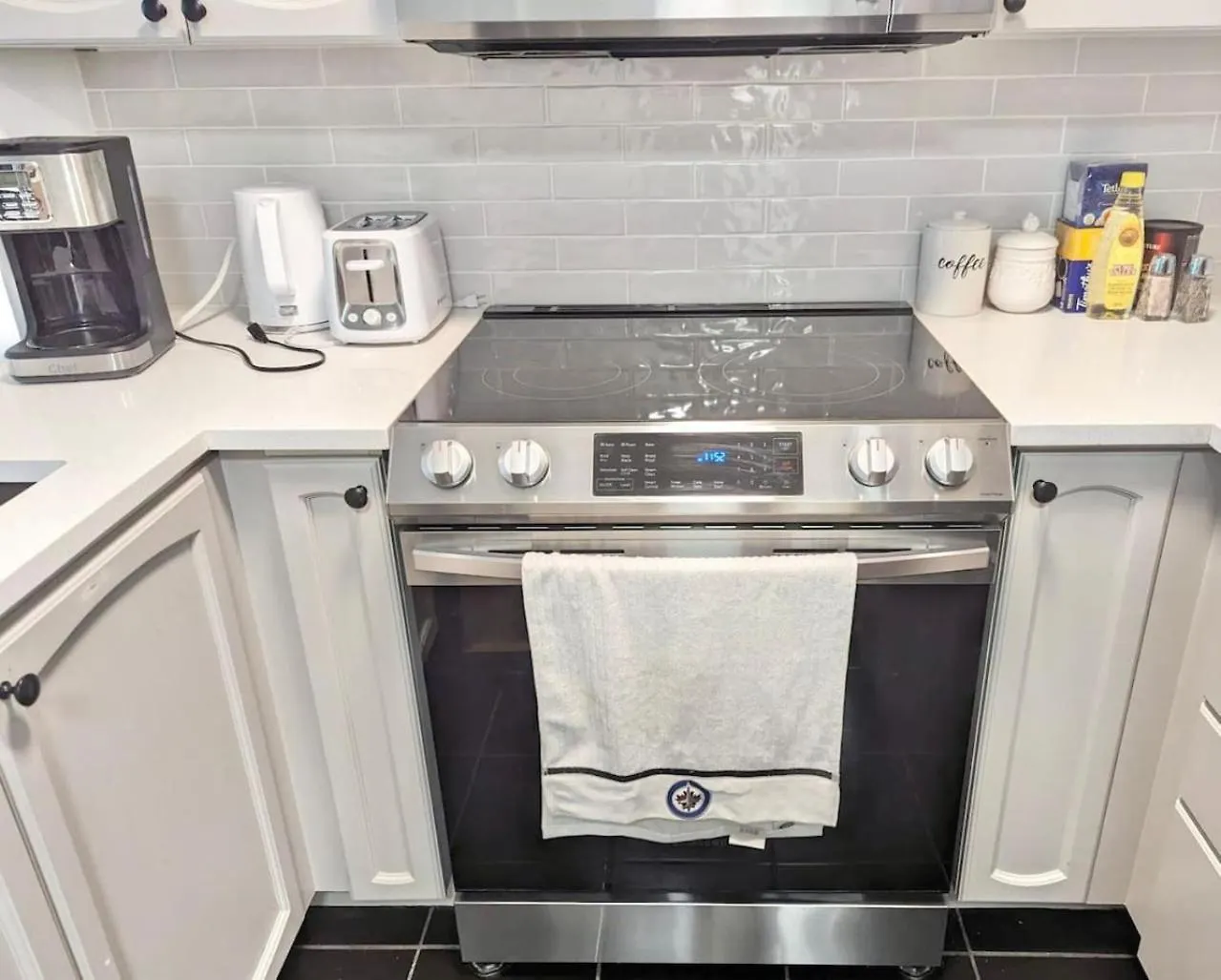 Holiday home Stylish 1Br Condo With Balcony, Parking In Down Town Toronto