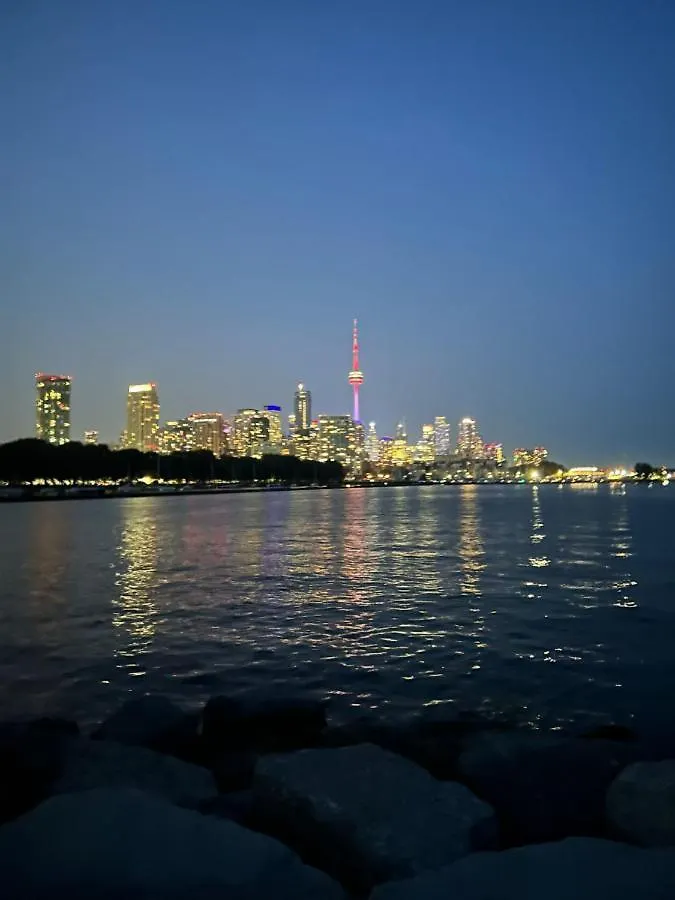 Stylish 1Br Condo With Balcony, Parking In Down Town Toronto Holiday home