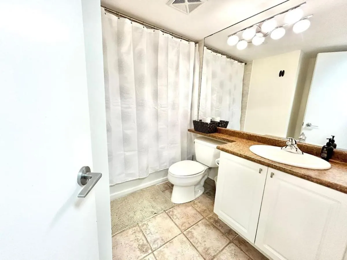 Stylish 1Br Condo With Balcony, Parking In Down Town Toronto