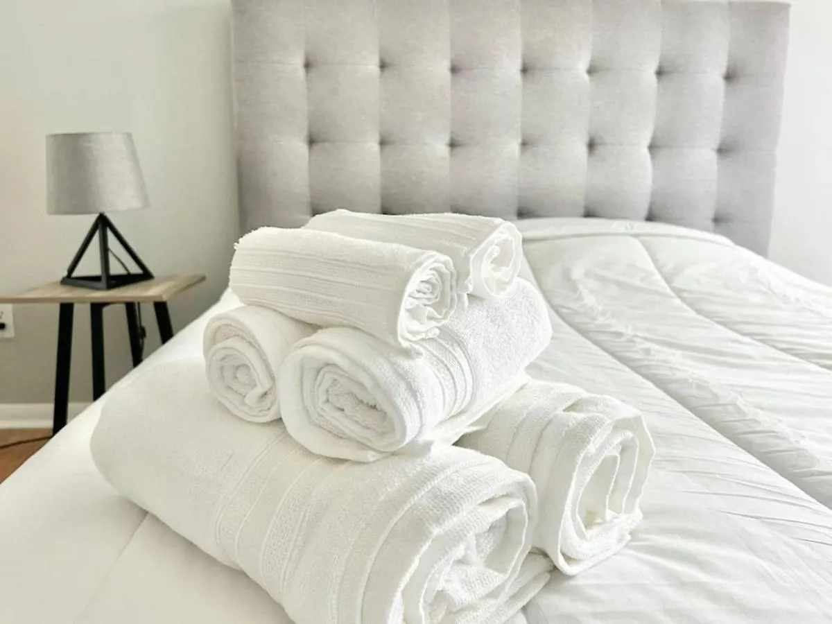 Holiday home Stylish 1Br Condo With Balcony, Parking In Down Town Toronto