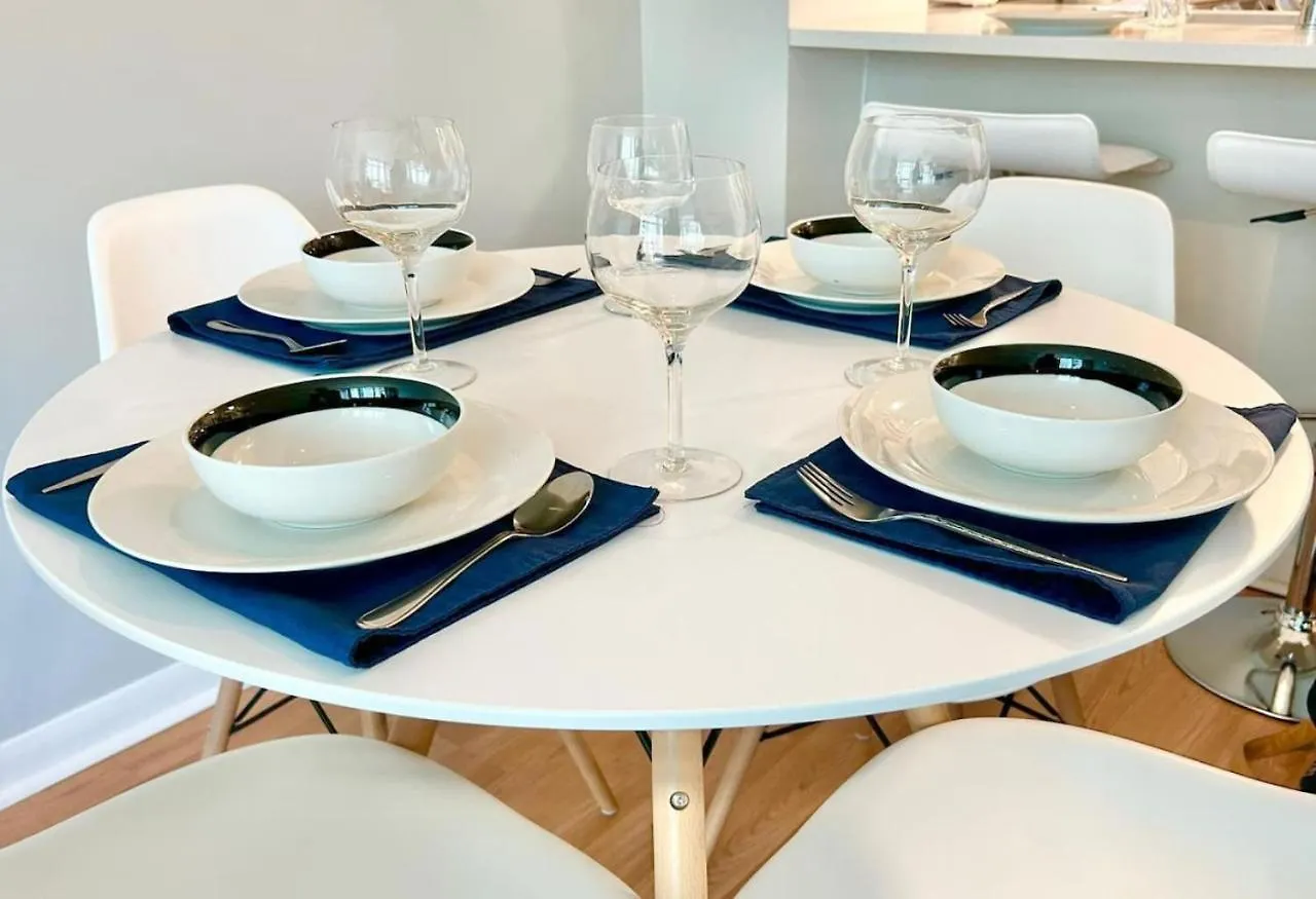 Holiday home Stylish 1Br Condo With Balcony, Parking In Down Town Toronto