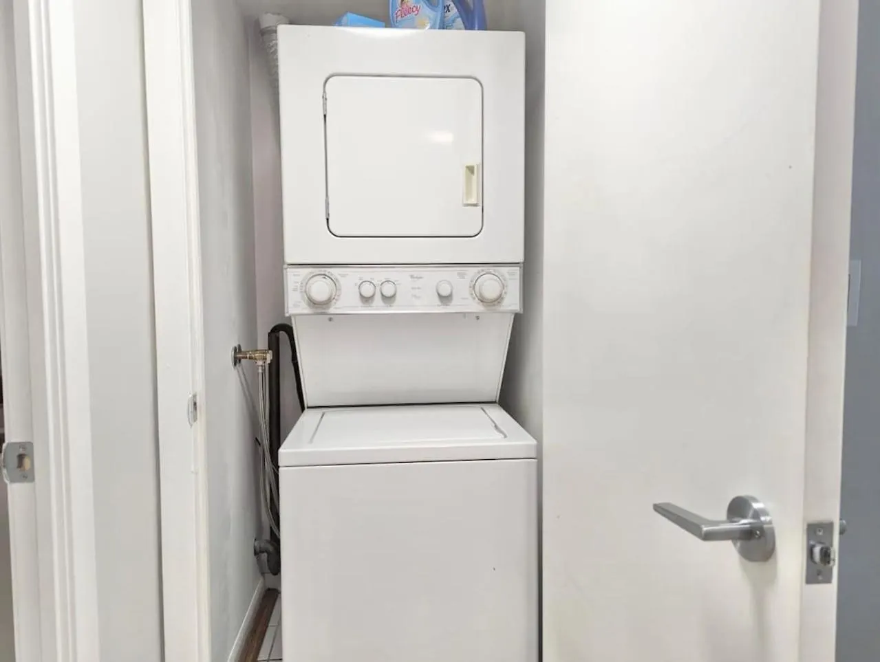 Holiday home Stylish 1Br Condo With Balcony, Parking In Down Town Toronto