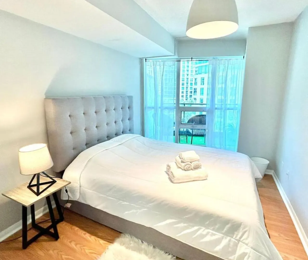 Stylish 1Br Condo With Balcony, Parking In Down Town Toronto Canada