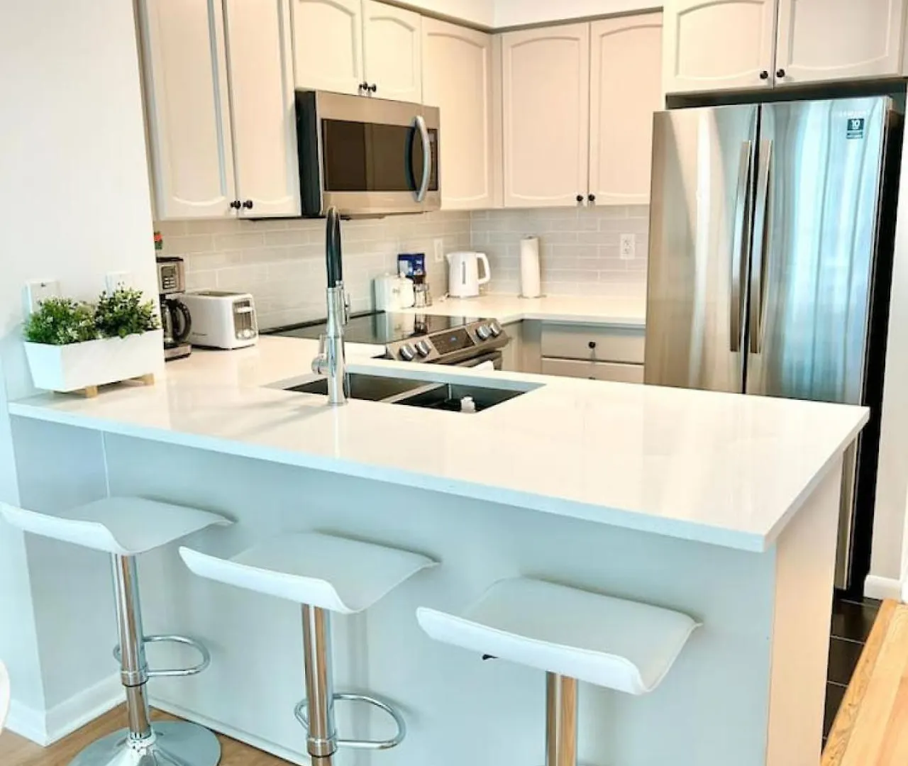 Stylish 1Br Condo With Balcony, Parking In Down Town Toronto